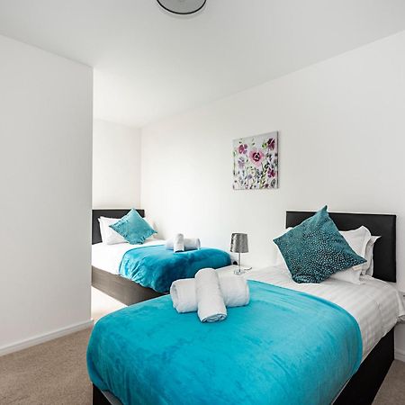 Апартаменты Chiswick Park 3 Bed 3 Bath West London - Parking Экстерьер фото