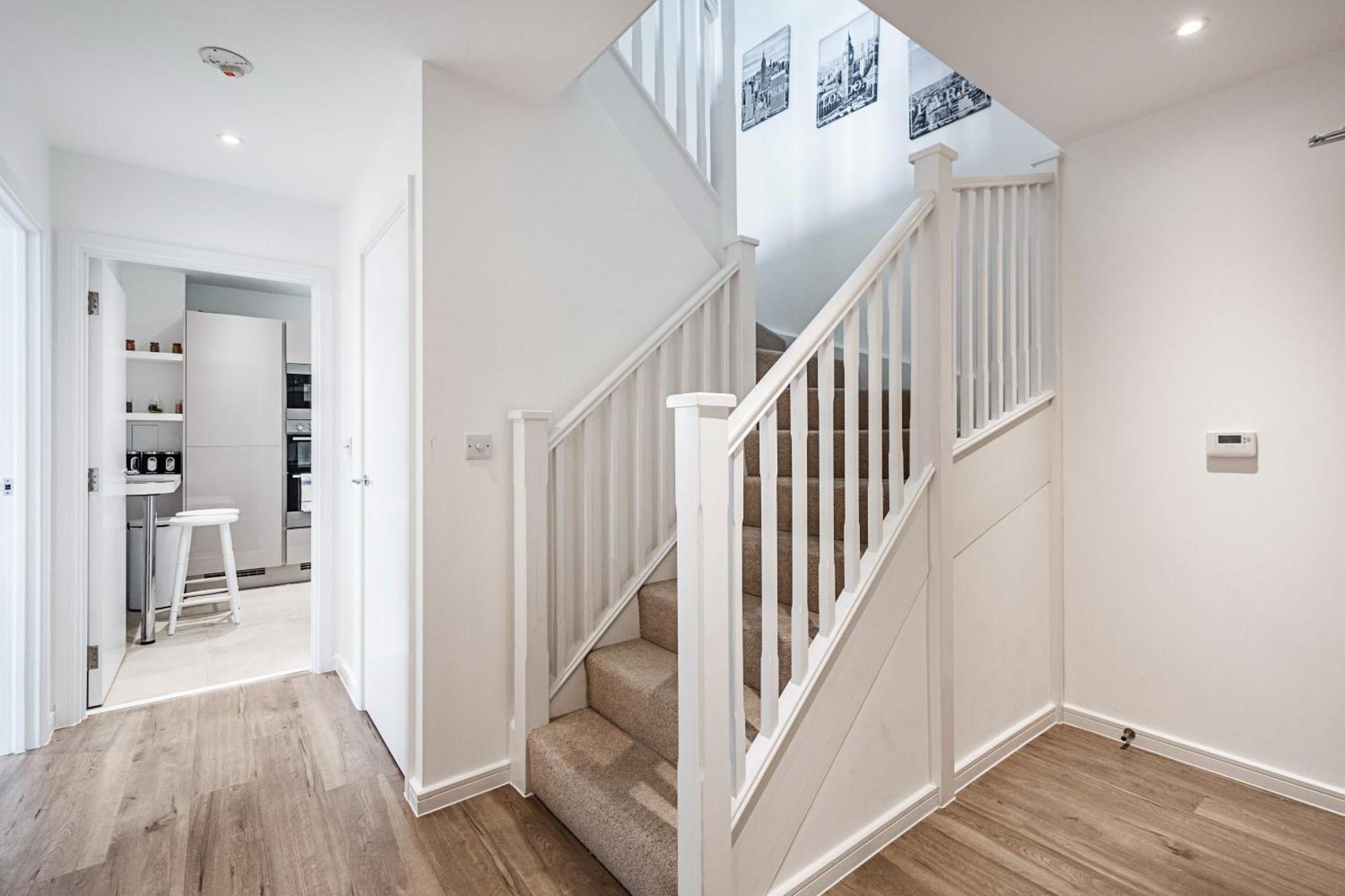Апартаменты Chiswick Park 3 Bed 3 Bath West London - Parking Экстерьер фото