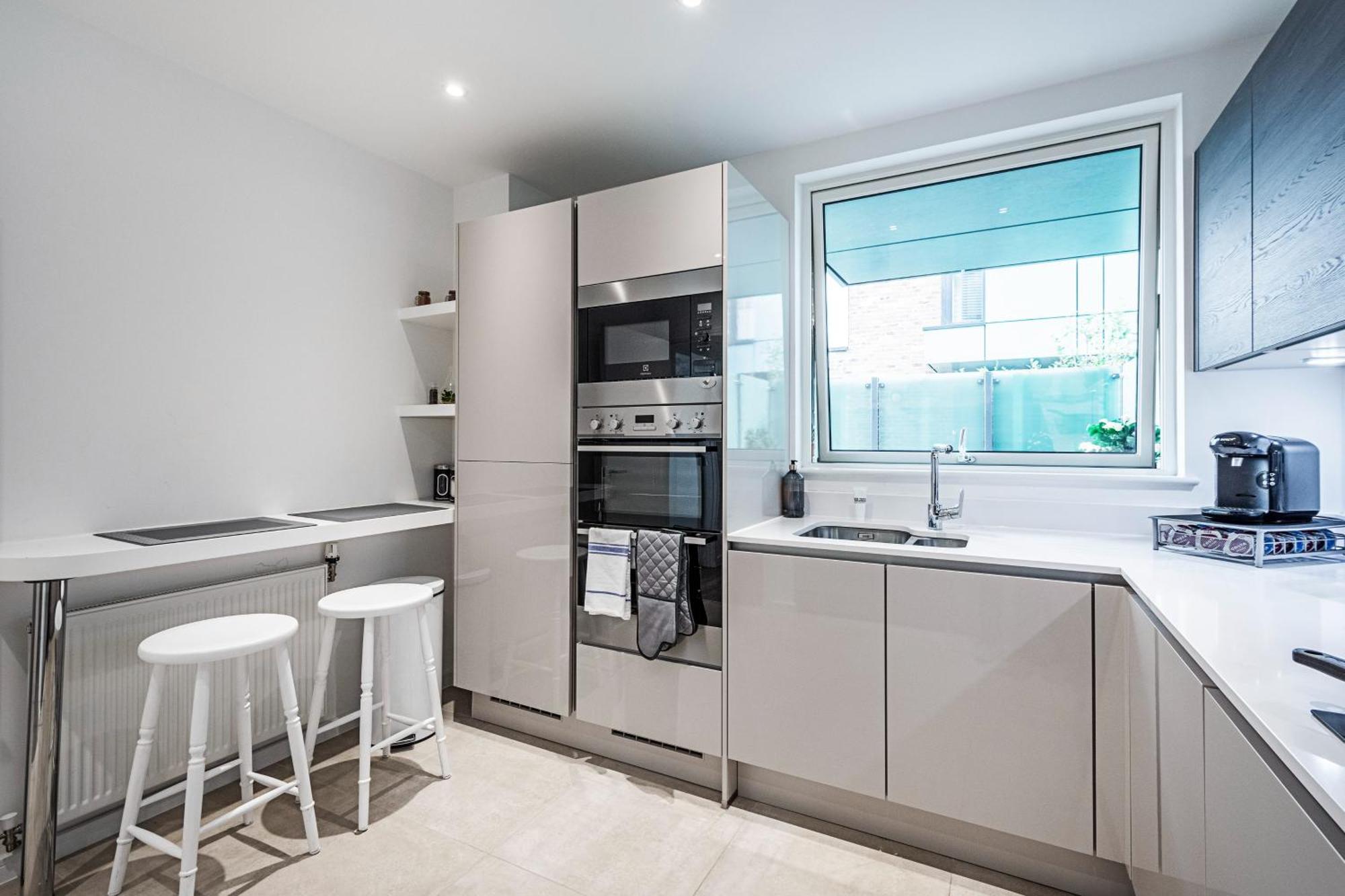 Апартаменты Chiswick Park 3 Bed 3 Bath West London - Parking Экстерьер фото