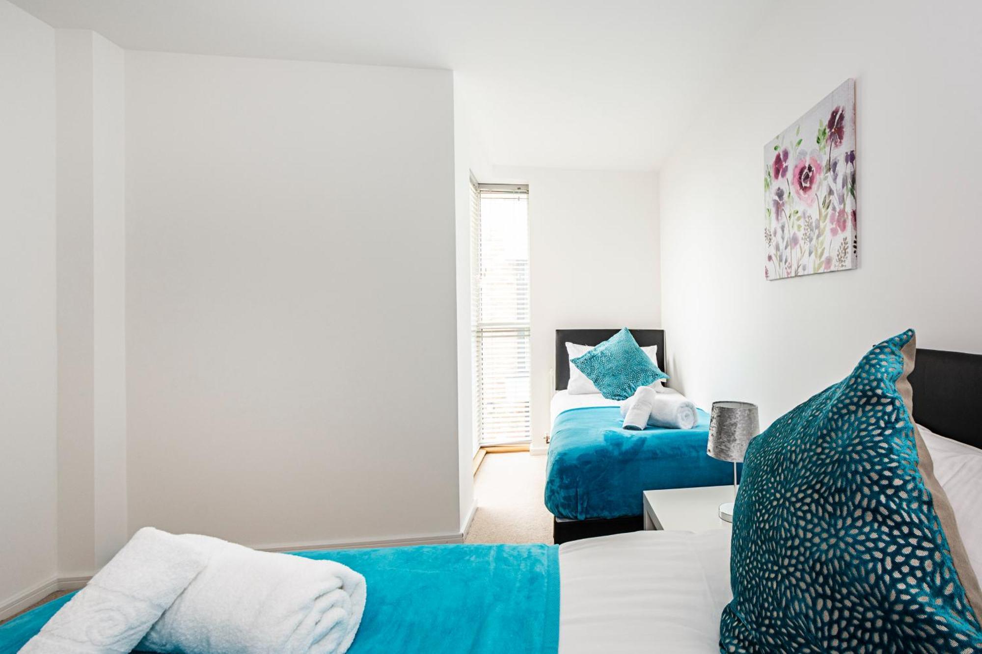 Апартаменты Chiswick Park 3 Bed 3 Bath West London - Parking Экстерьер фото