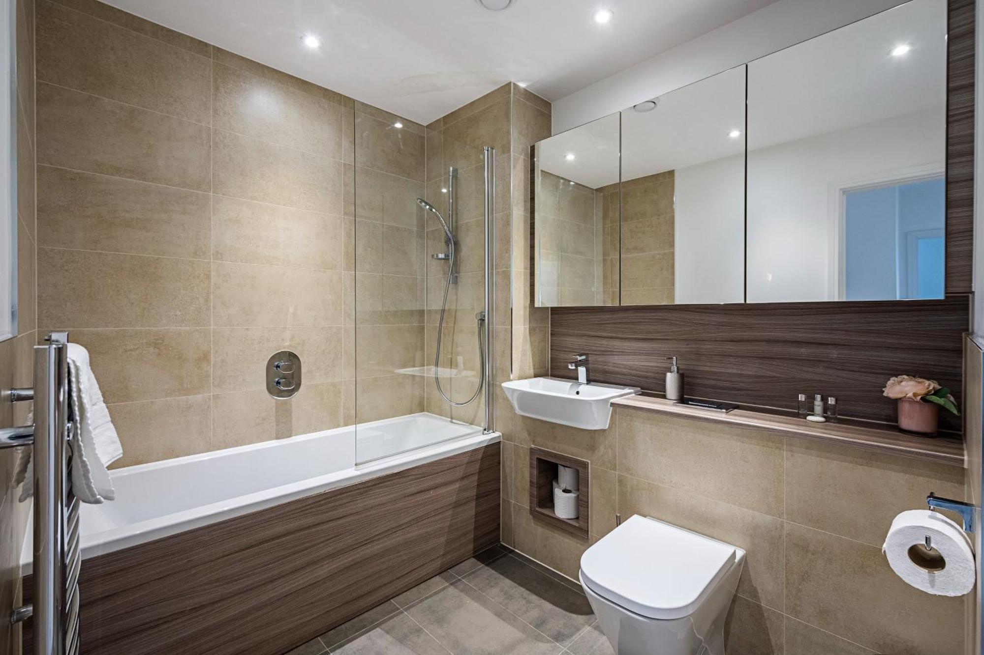 Апартаменты Chiswick Park 3 Bed 3 Bath West London - Parking Экстерьер фото