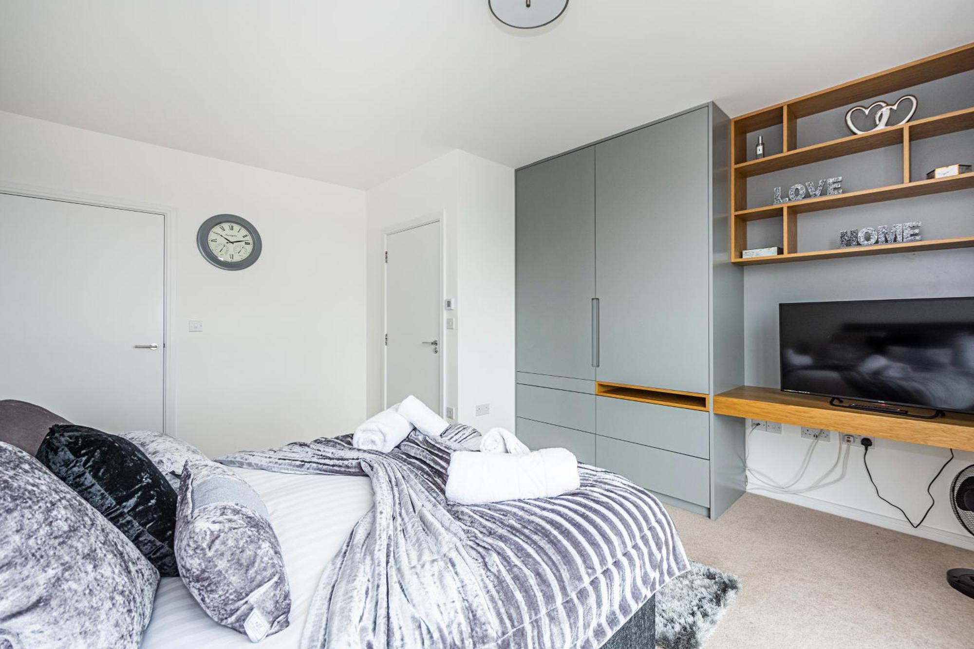 Апартаменты Chiswick Park 3 Bed 3 Bath West London - Parking Экстерьер фото