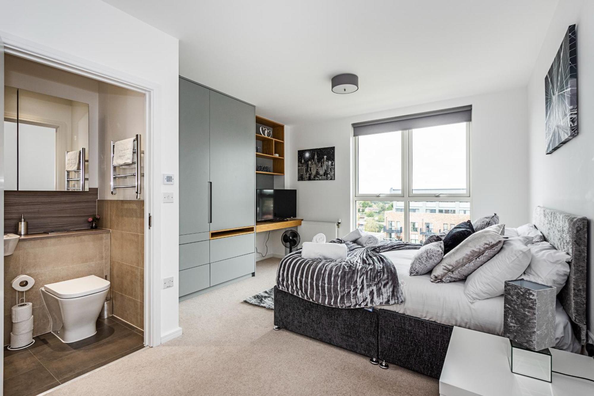 Апартаменты Chiswick Park 3 Bed 3 Bath West London - Parking Экстерьер фото