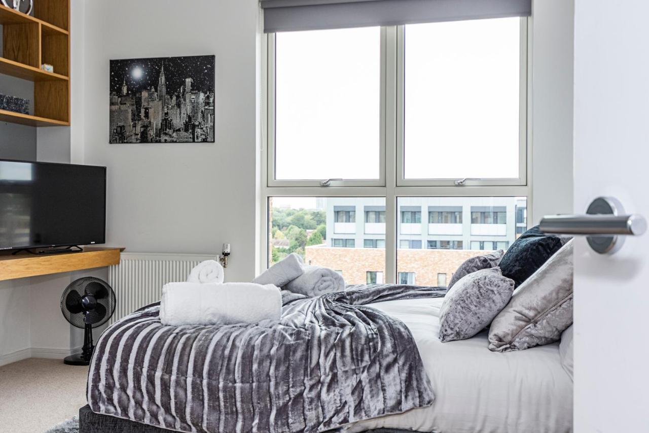 Апартаменты Chiswick Park 3 Bed 3 Bath West London - Parking Экстерьер фото