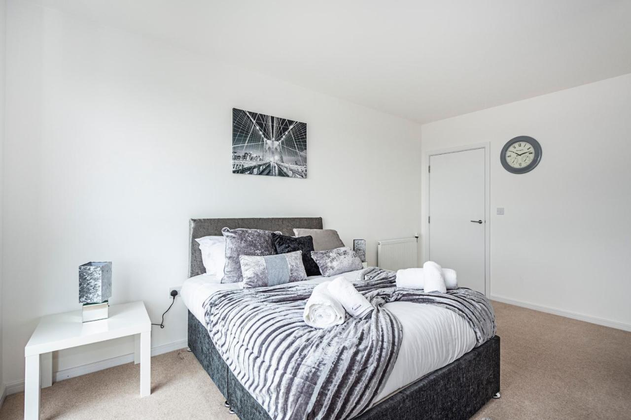 Апартаменты Chiswick Park 3 Bed 3 Bath West London - Parking Экстерьер фото