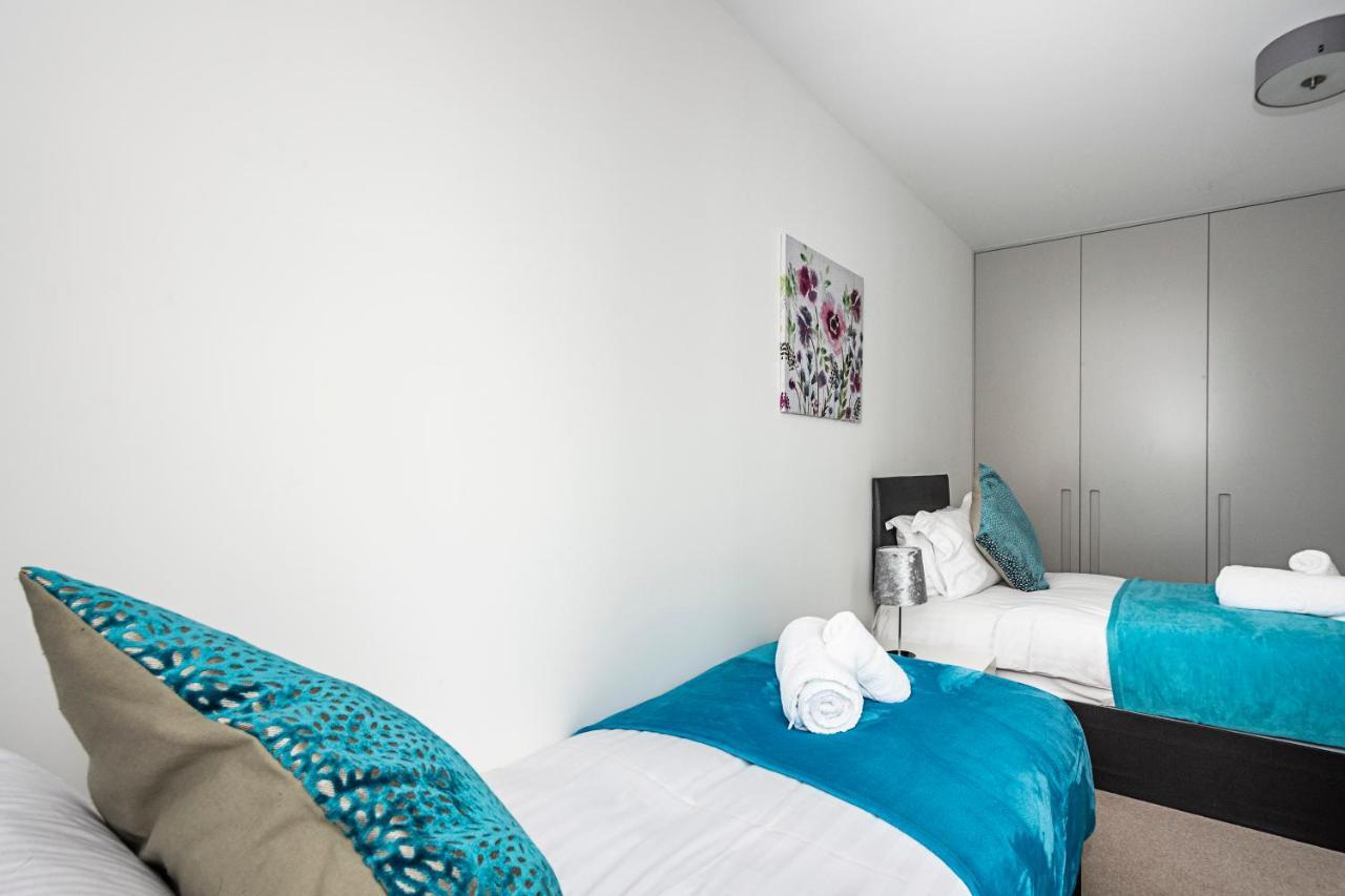 Апартаменты Chiswick Park 3 Bed 3 Bath West London - Parking Экстерьер фото