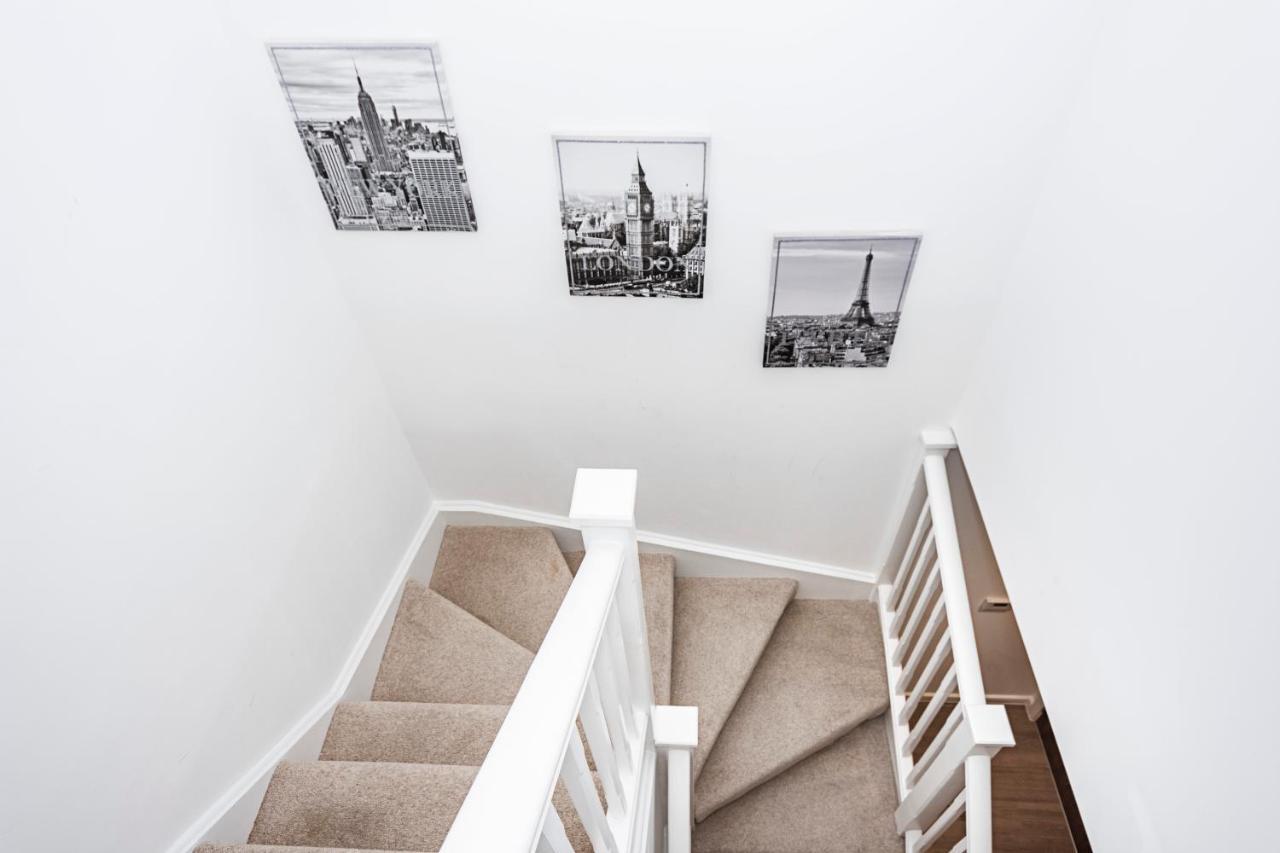 Апартаменты Chiswick Park 3 Bed 3 Bath West London - Parking Экстерьер фото