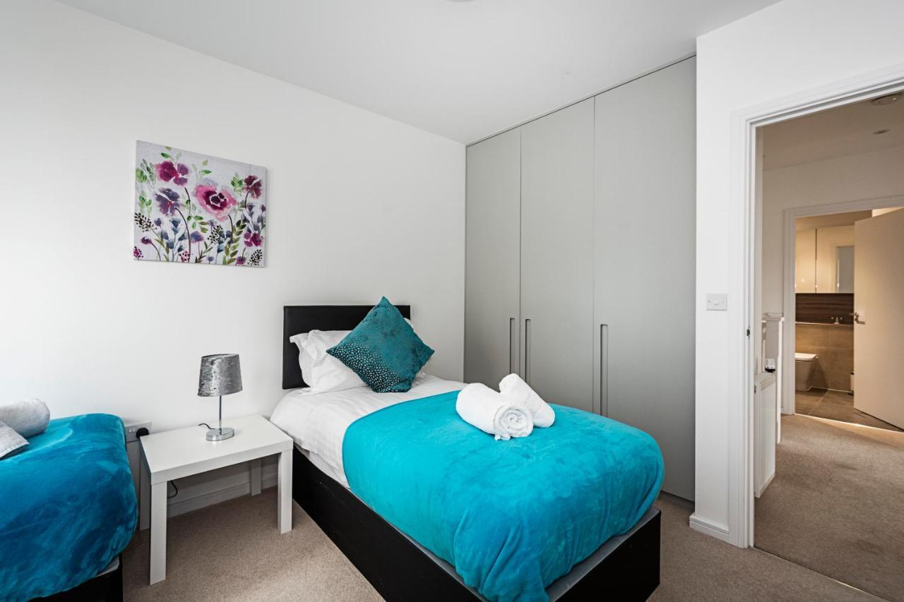 Апартаменты Chiswick Park 3 Bed 3 Bath West London - Parking Экстерьер фото
